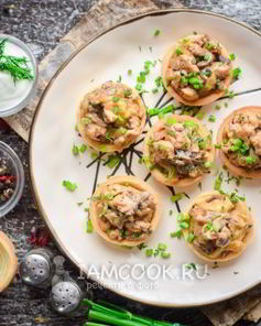 Тарталетки с грибами, курицей и сливками