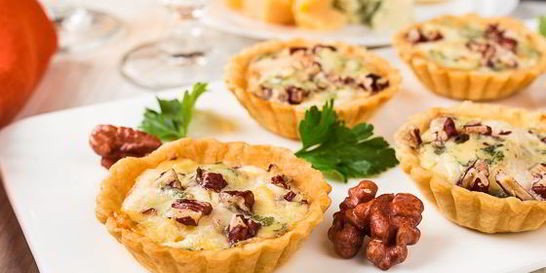 Тарталетки с грушей и голубым сыром