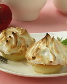 Тарталетки с клубникой и мороженым на гриле