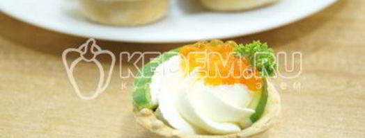 тарталетки с красной икрой праздничные. Шаг 5