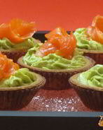 Тарталетки с кремом из авокадо и семгой