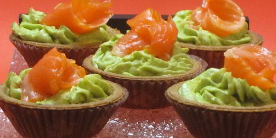 Тарталетки с кремом из авокадо и семгой