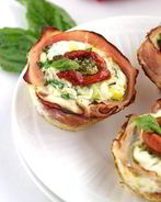 Тарталетки с луком, ветчиной и сырным соусом