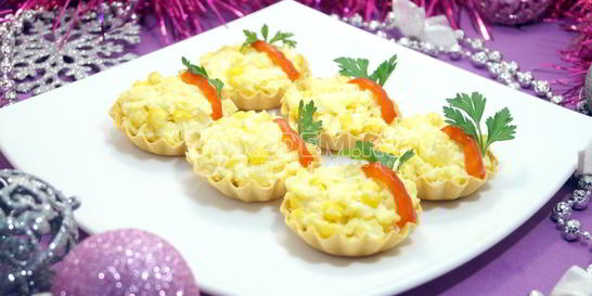 Тарталетки с пикантным салатом