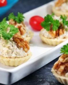 Тарталетки с сыром и орехами