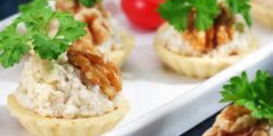 Тарталетки с сыром и орехами