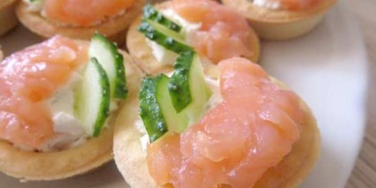 Тарталетки с творожным сыром и семгой