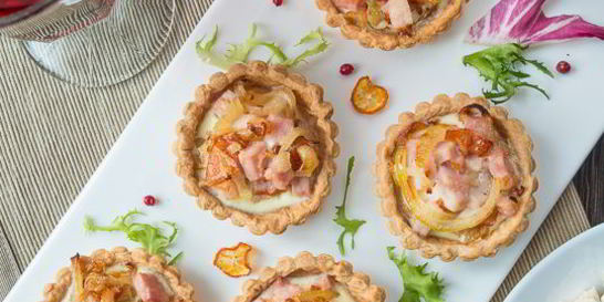 Тарталетки с ветчиной и луком