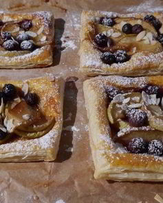 Тарталетки с яблоками и голубикой