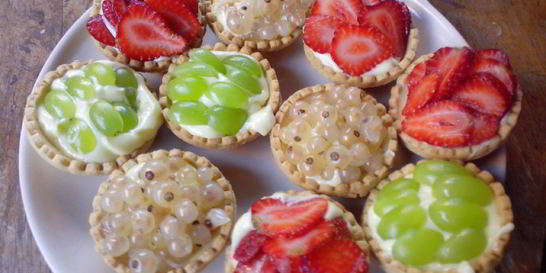 Тарталетки со сладким кремом и ягодами