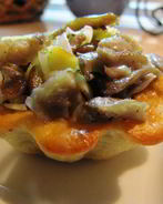 Тарталетки сырные с грибами