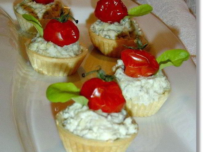 Рецепт закусочных тарталеток с рокфором и помидорами черри