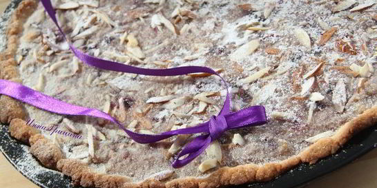 Миндальный тарт с черной смородиной