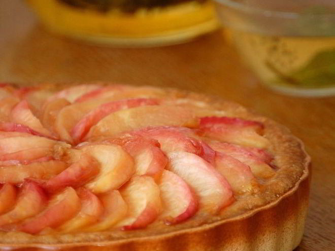 Рецепт миндального тарта с карамелизованными нектаринами