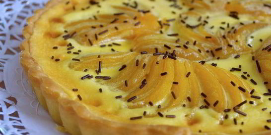 Шоколадно-сливочный тарт с фруктами