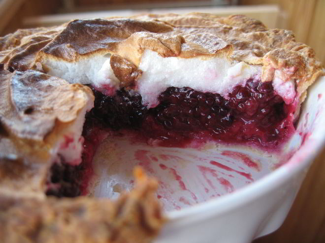 Рецепт слоеного мини-тарта с ежевикой и шапкой из запеченного белкового крема