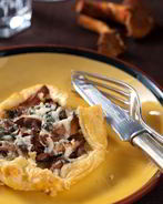 Тарт с белыми грибами, беконом и сливочным соусом из козьего сыра