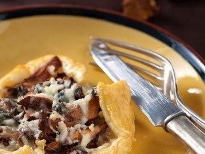 Рецепт тарта с белыми грибами, беконом и сливочным соусом из козьего сыра