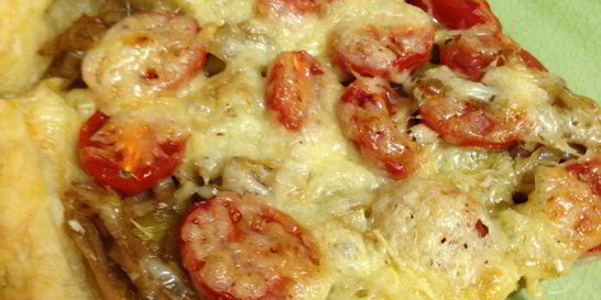 Тарт с луком порей и помидорами черри