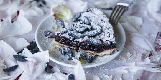 Тарт с жимолостью