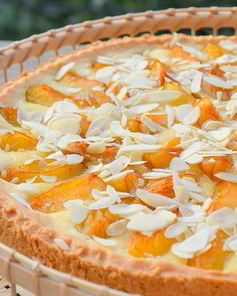 Тарт со сливами и миндалем