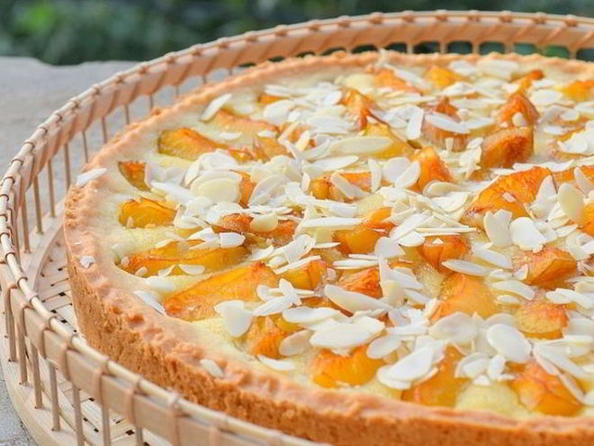 Рецепт тарта со сливами и миндалем