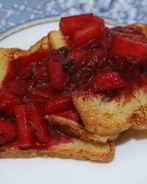 Французские тосты с имбирно-клюквенным соусом