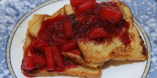 Французские тосты с имбирно-клюквенным соусом