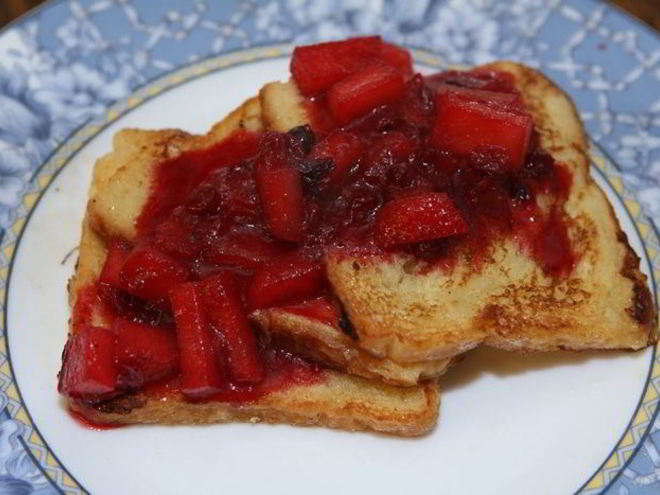 Рецепт французских тостов с имбирно-клюквенным соусом