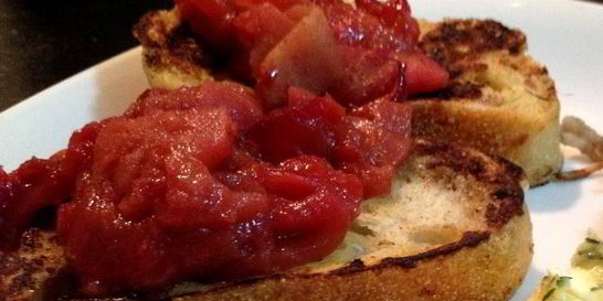 Французские тосты с яблоками и сливами