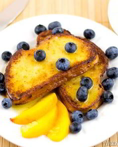 Французские тосты с ягодами и медом