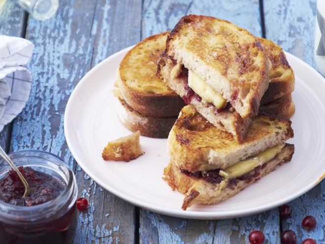 Рецепт горячего тоста с камамбером