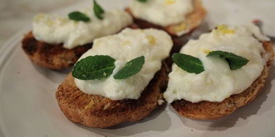 Лимонный творожок на тосте