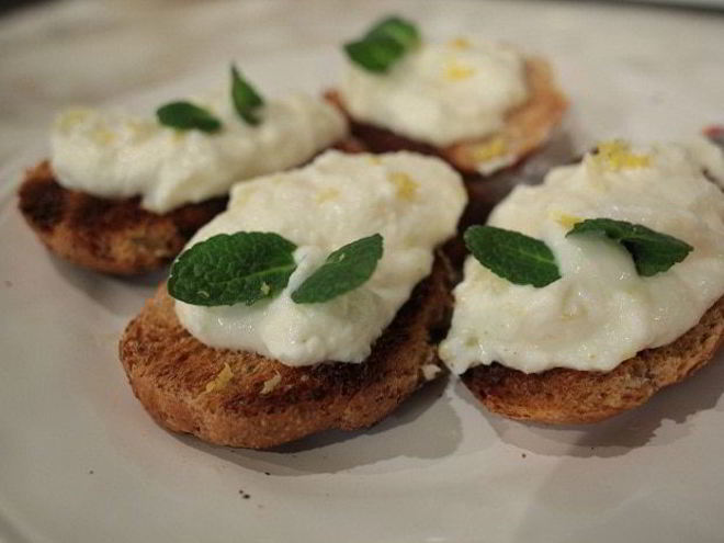 Рецепт лимонного творожка на тосте