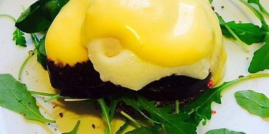 Ржаной тост с печеной свеклой, яйцом пашот и соусом Голландез