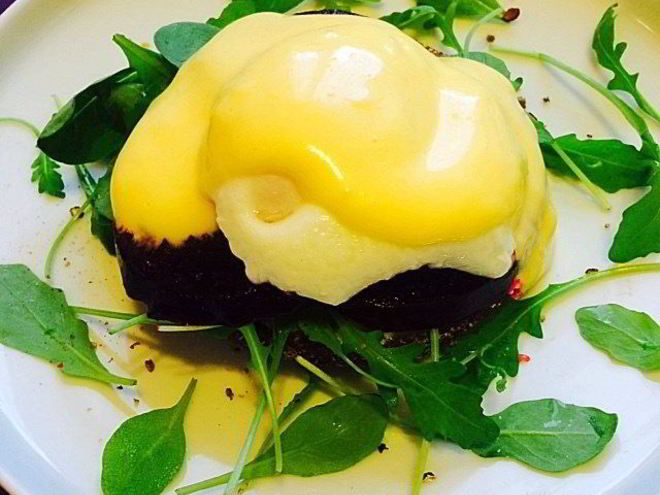 Рецепт ржаного тоста с печеной свеклой, яйцом пашот и соусом голландез