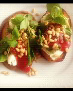 Ржаные тосты с козьим сыром, ягодным соусом и кедровыми орешками