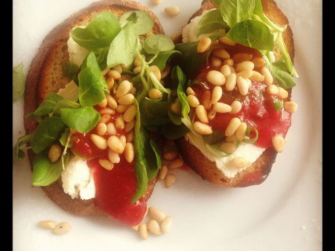 Рецепт ржаных тостов с козьим сыром, ягодным соусом и кедровыми орешками