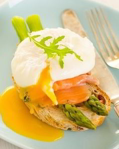 Тост из спаржи и семги