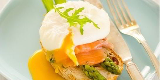 Тост из спаржи и семги