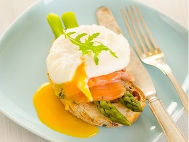 Рецепт тоста из спаржи и семги