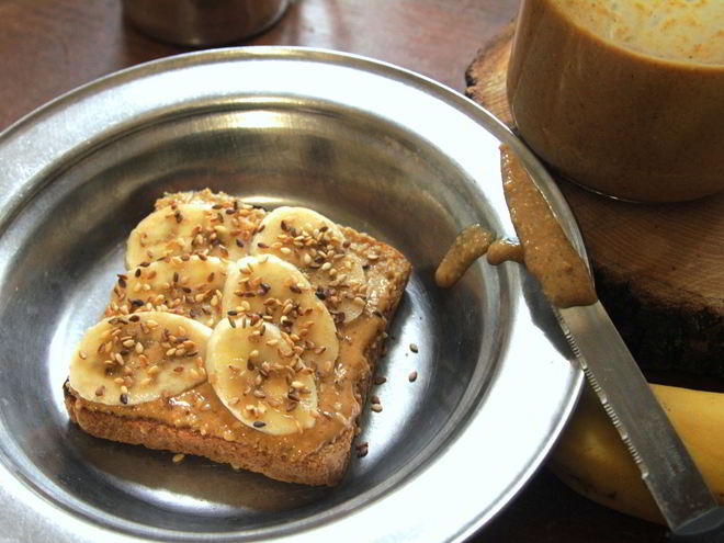 Рецепт тоста с арахисовым маслом, бананом и кунжутом
