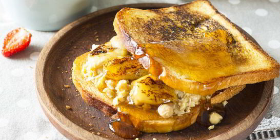 Тост с арахисовым маслом, жареными бананами и пастой из нута