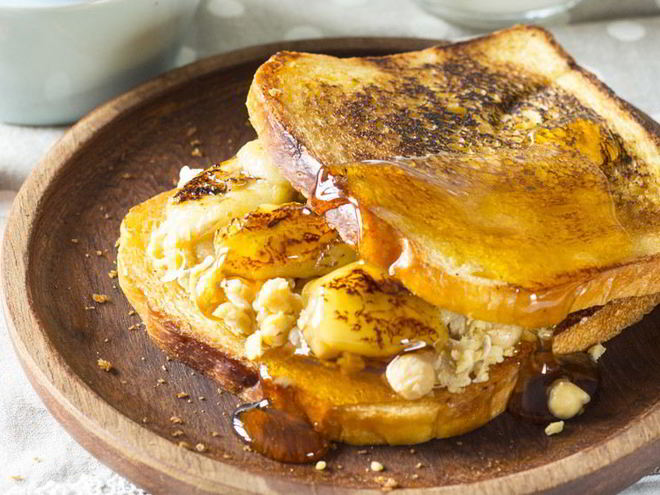 Рецепт тоста с арахисовым маслом, жареными бананами и пастой из нута