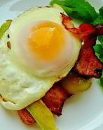 Тост с беконом и глазуньей