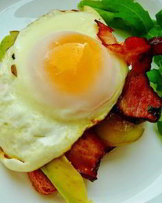 Тост с беконом и глазуньей