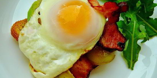 Тост с беконом и глазуньей