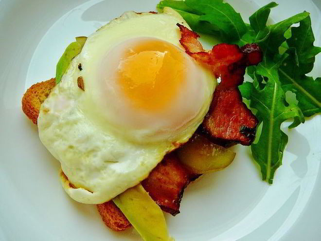 Рецепт тоста с беконом и глазуньей