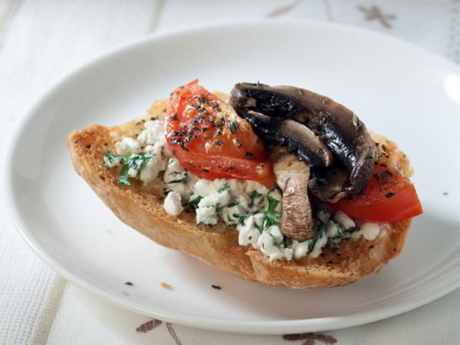 Рецепт тоста с творогом, помидором и грибами