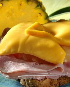 Тост с ветчиной и ананасами